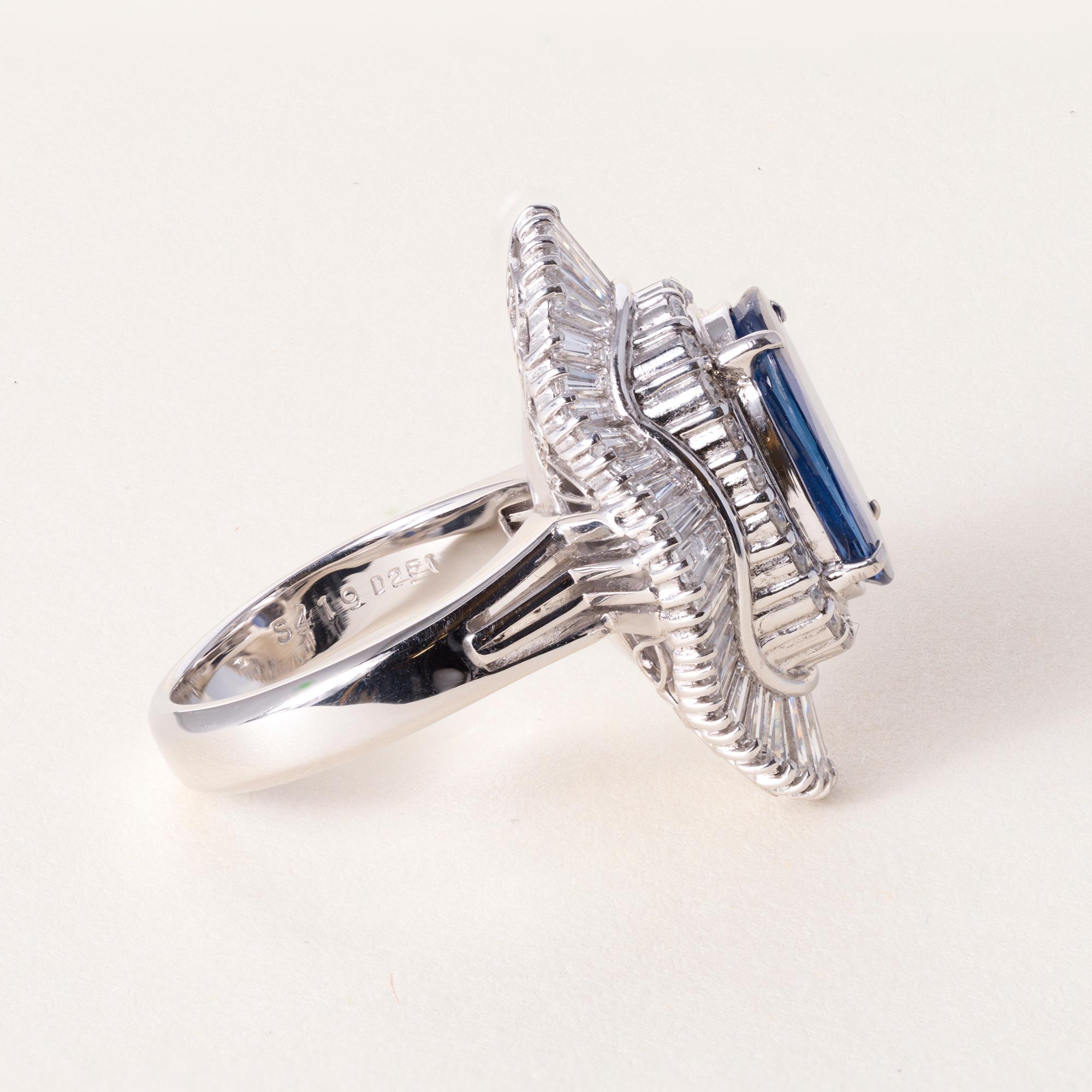 Bague saphir et diamant ovale allongé de 4,19 carats certifiée par la GIA Bon état - En vente à Los Angeles, CA