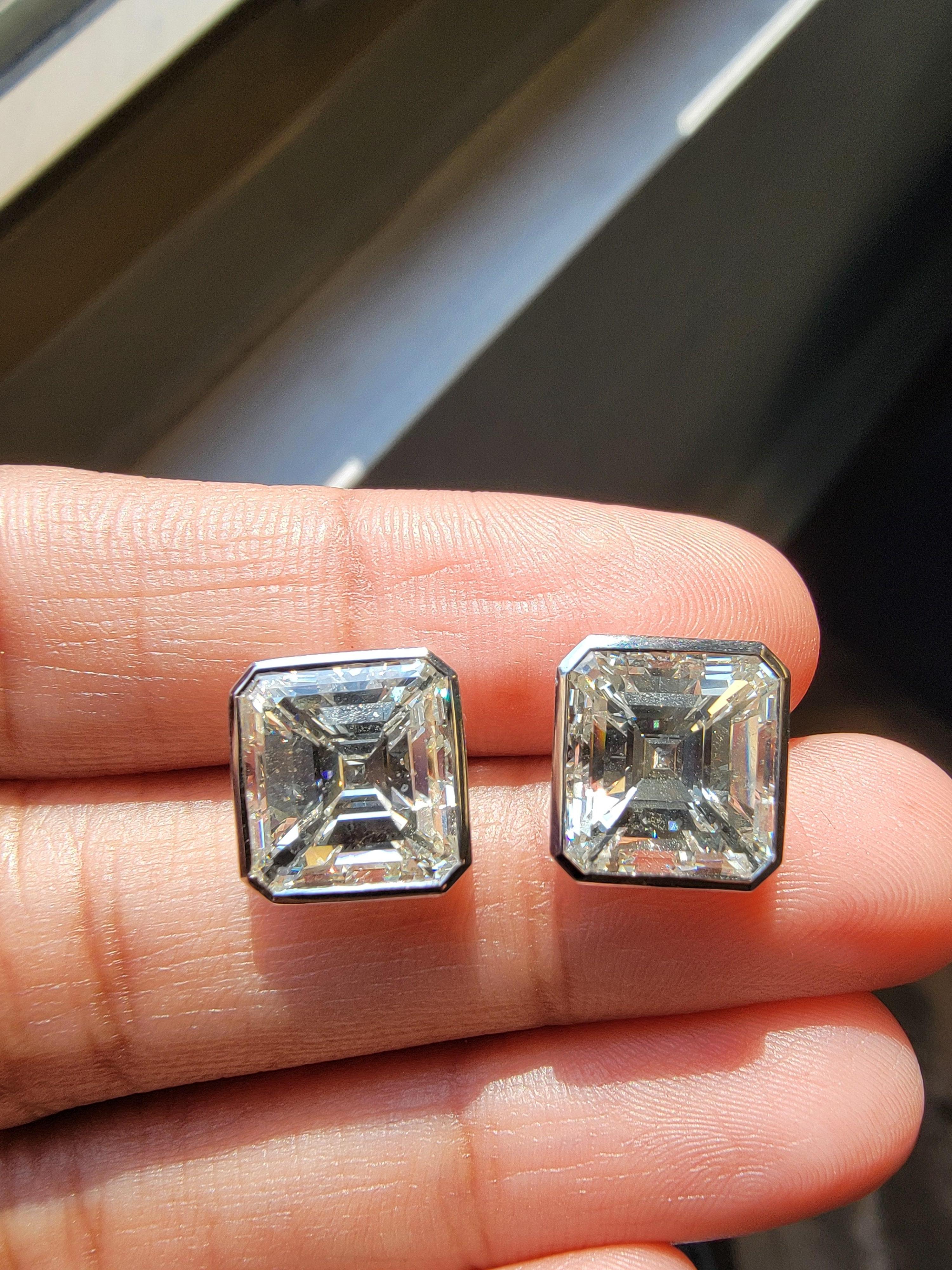 Te presentamos el epítome de la elegancia y la sofisticación: un impresionante par de pendientes de esmeralda cuadrada natural de 10,19 quilates de peso total que sin duda cautivarán y encantarán. Estos exquisitos pendientes son de color K-J con