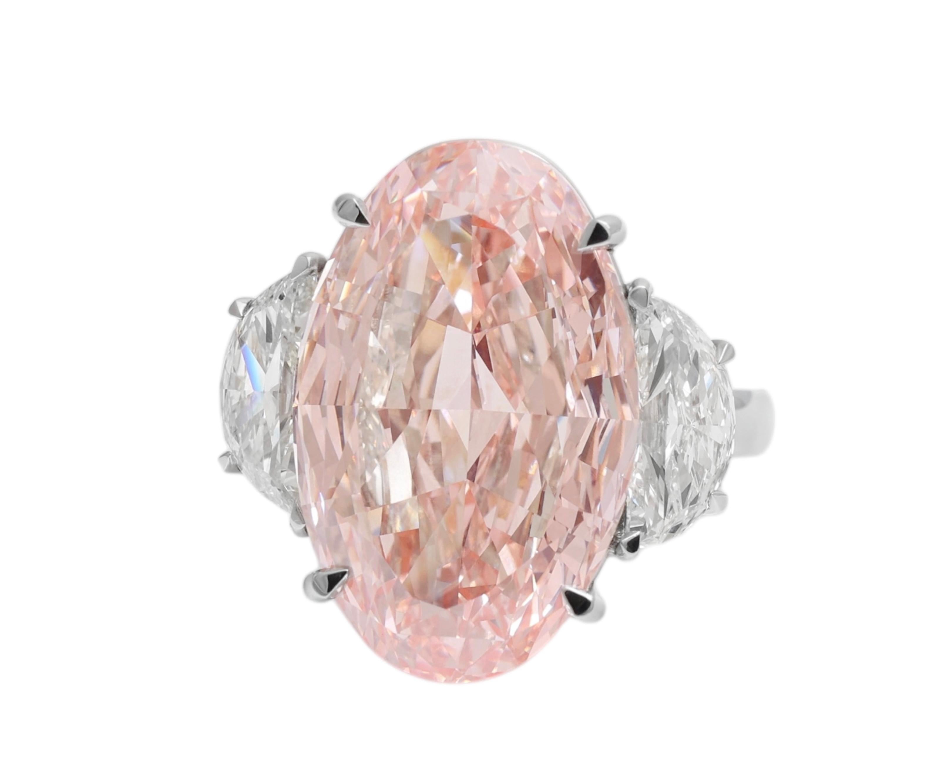GIA Certified Platinum 15 Carat Fancy Intense Enhanced Pink Diamond & 2 Half Moon 1.9 Ct  Anneau de diamants 

Étonnante bague en diamant rose avec des diamants pavés sertis dans une bague en platine massif faite à la main.

L'alliance en platine