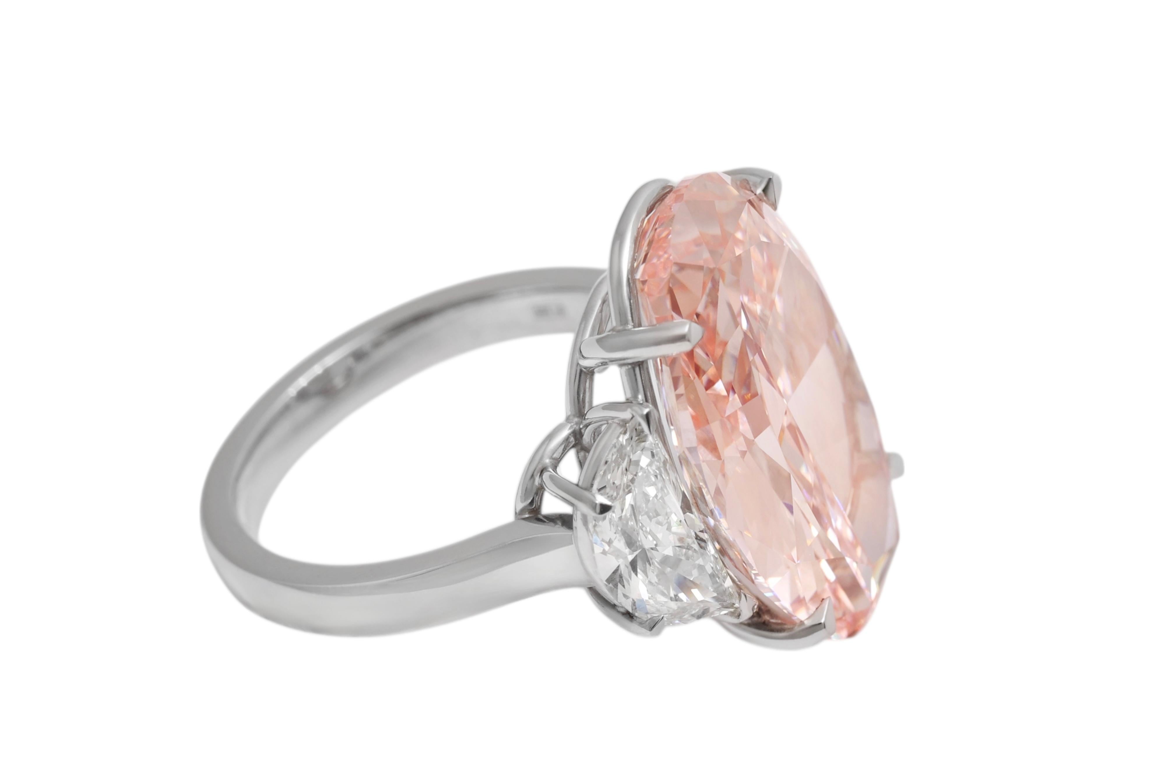 Taille ovale GIA Certified Platinum 15 Carat Fancy Intense Enhanced Pink Diamond Ring (bague en platine certifié GIA de 15 carats) en vente