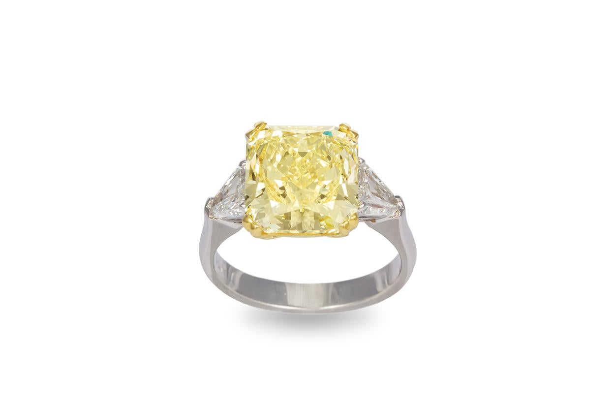 GIA-zertifizierter Platin und 18 Karat Gold Fancy Radiant Diamantring 5,76 Karat im Zustand „Hervorragend“ in Tustin, CA