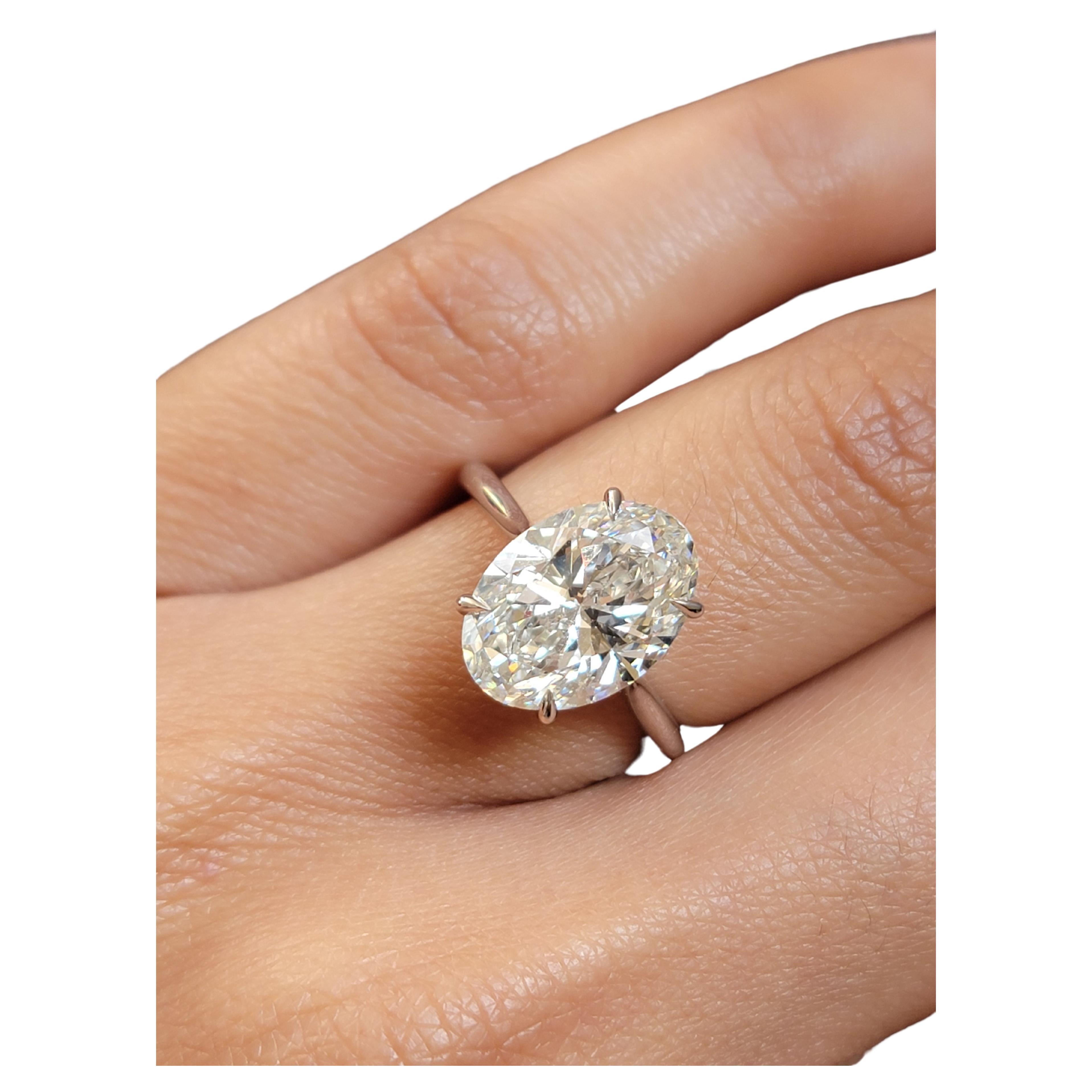 Issac Nussbaum Platin Verlobungsring mit 4.05 Karat ovalem Diamanten.