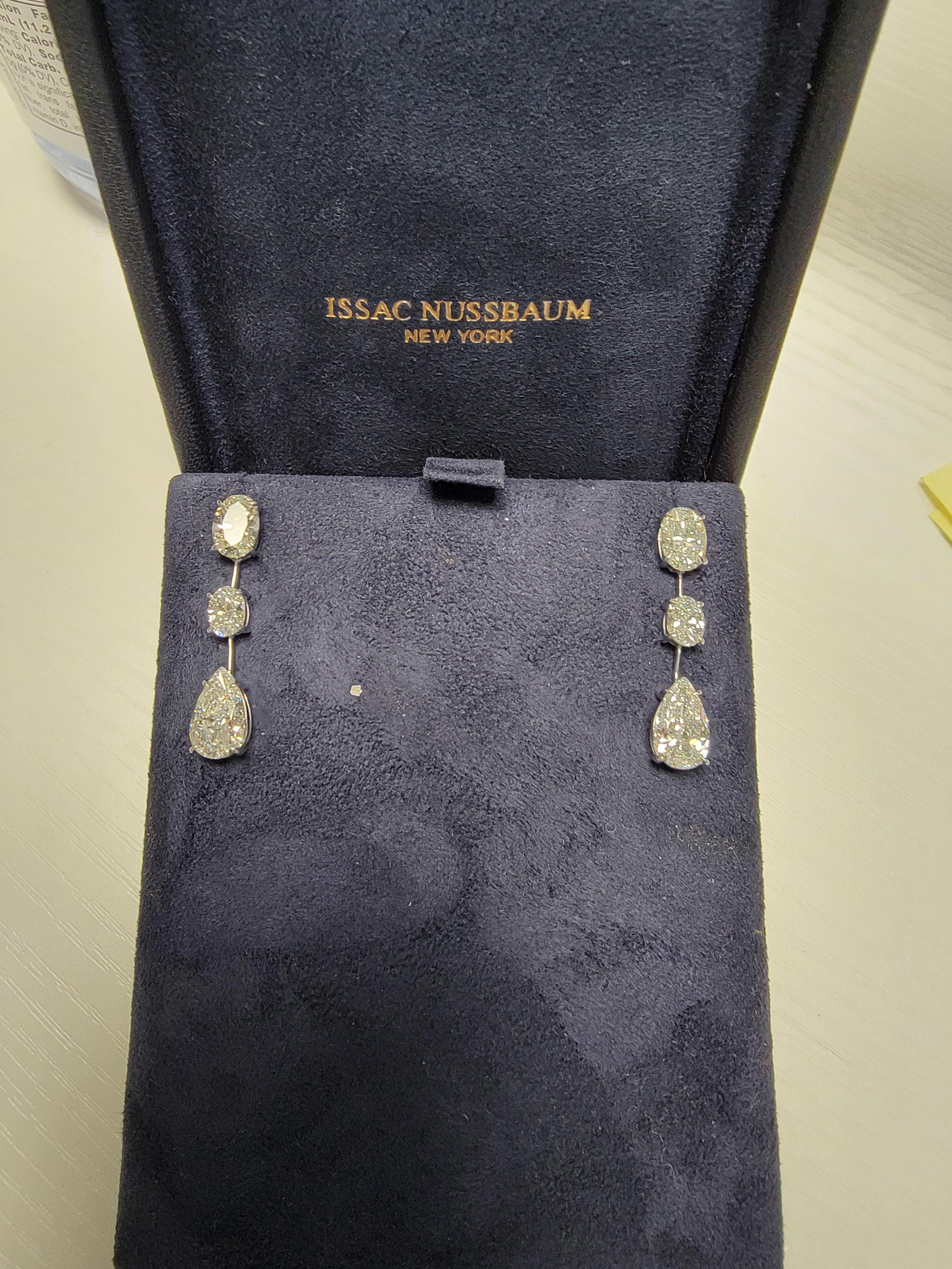 I nostri splendidi orecchini pendenti a forma di pera e ovale, certificati GIA e con un peso totale di 5,73 carati, sono un mix perfetto di eleganza e stile moderno. Realizzati con precisione, questi orecchini sono caratterizzati da una finitura