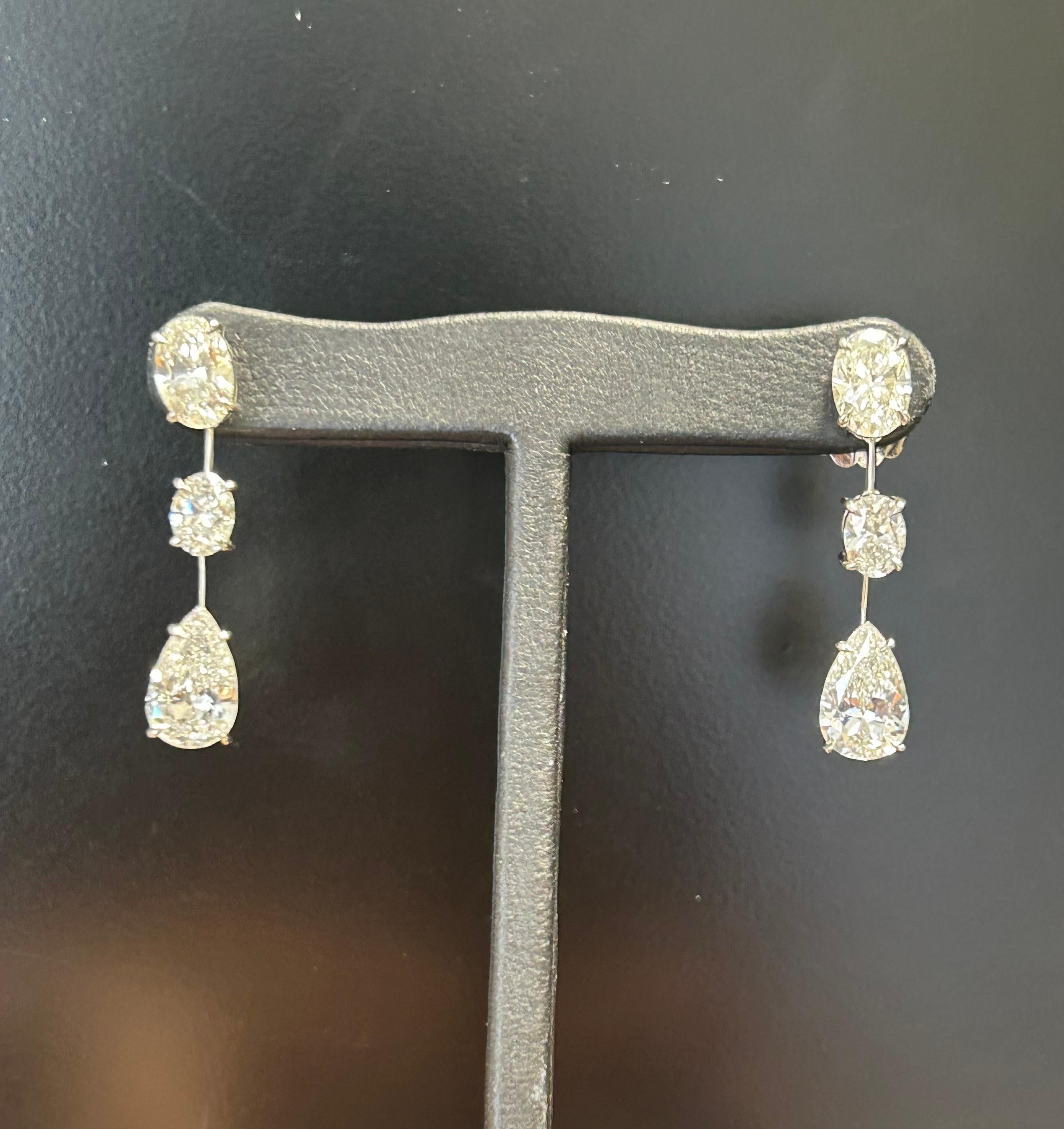 Moderno Orecchini in platino con diamanti ovali e a forma di pera da 5,73 carati di Issac Nussbaum. in vendita