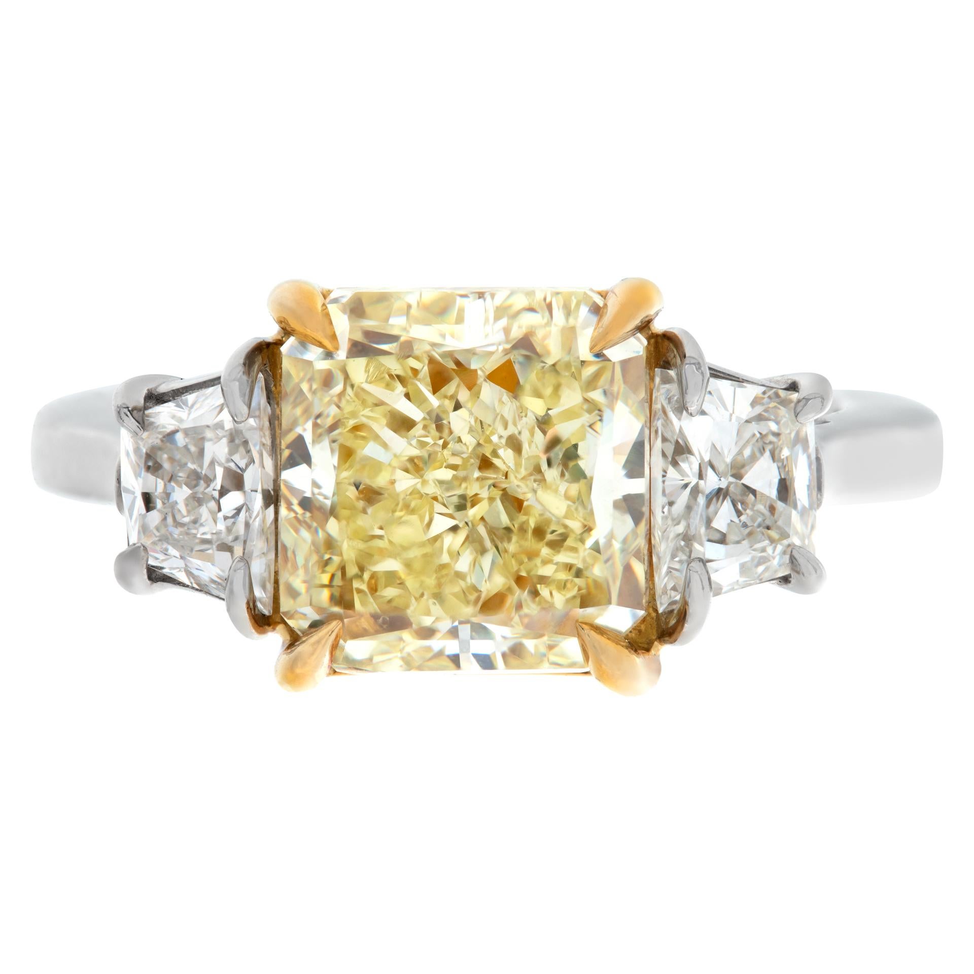 GIA-zertifiziert 4,00 Karat Natural Fancy Yellow Even, Cut Cornered Square Modified Brilliant Diamond, VS2 Klarheit, Ring in Platin und 18K Gelbgold. 2 trapezförmige Diamanten auf jeder Seite, 0,88 Karat Gesamtgewicht, Schätzung: G-H, SI Klarheit.