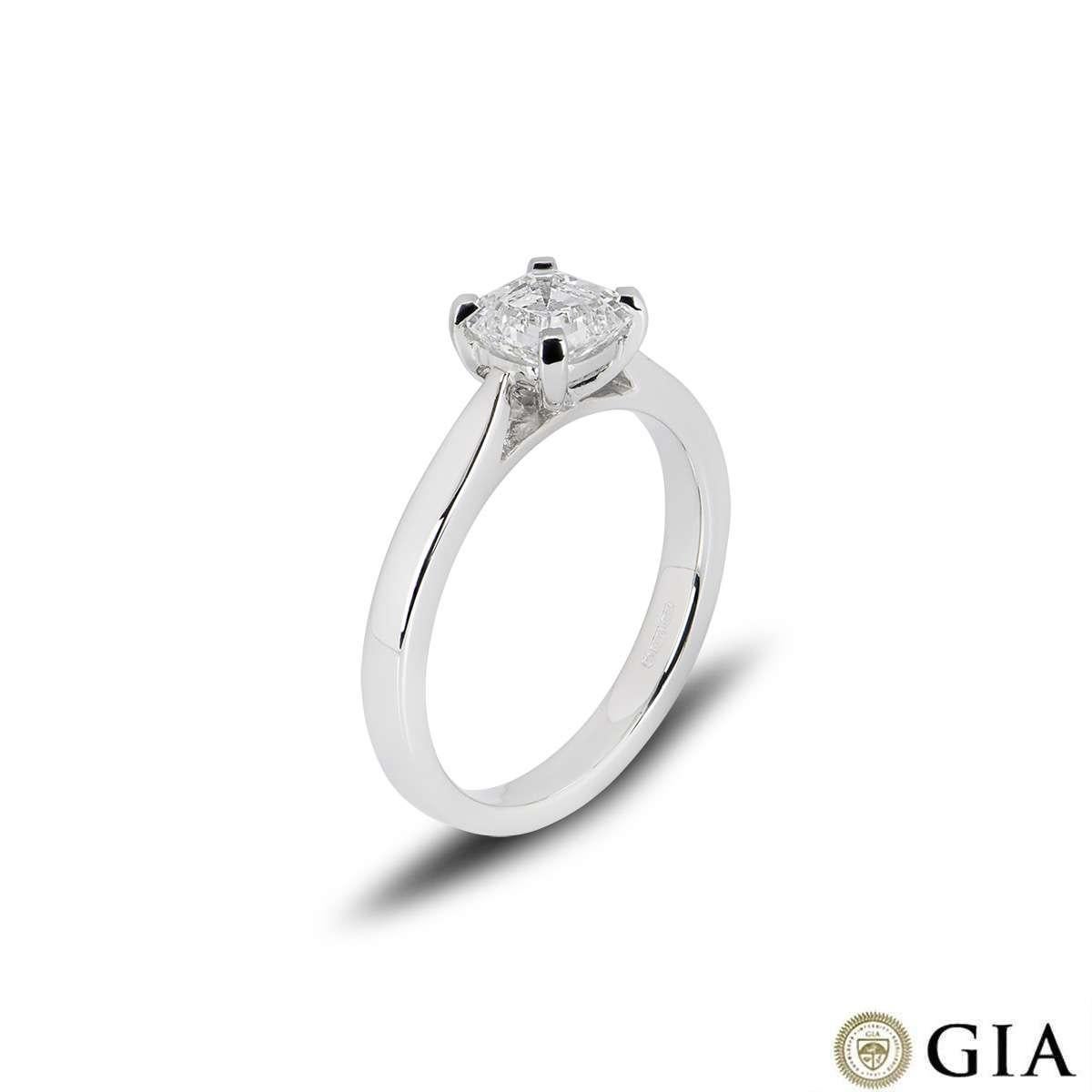 Ein wunderschöner Diamantring aus Platin. Der Ring ist mit einem Diamanten im Asscher-Schliff mit einem Gewicht von 1,01 ct, Farbe F und Reinheit VS2 in einer klassischen Fassung mit vier Klauen besetzt. Der Ring hat derzeit die Größe UK M - EU 52 -