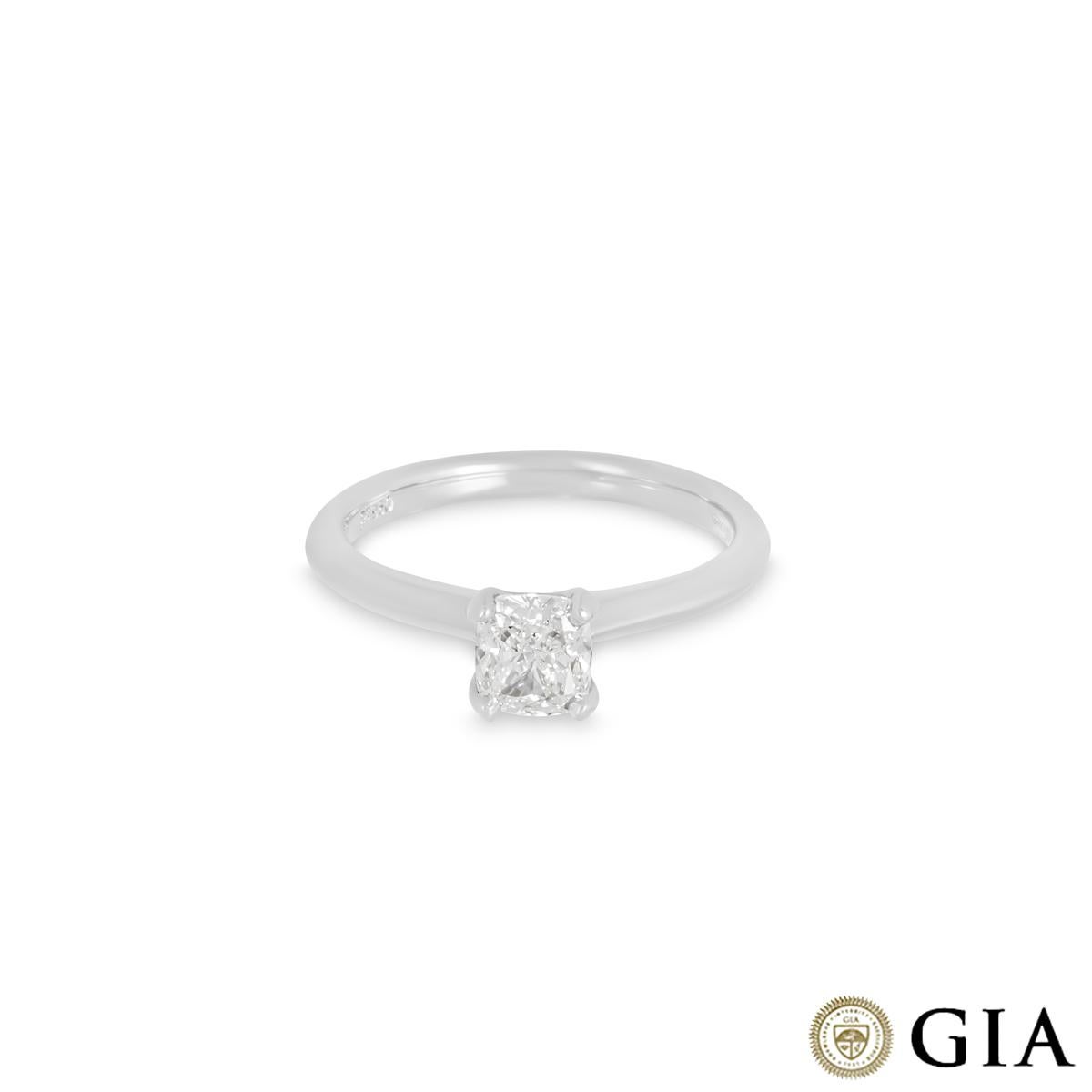 Taille coussin Bague de fiançailles en platine certifiée GIA avec diamant taille coussin de 0,81 carat en vente