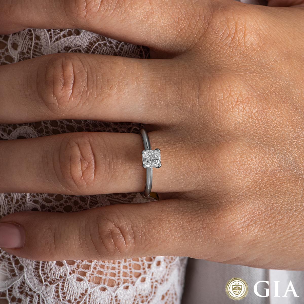 Bague de fiançailles en platine certifiée GIA avec diamant taille coussin de 0,81 carat en vente 1