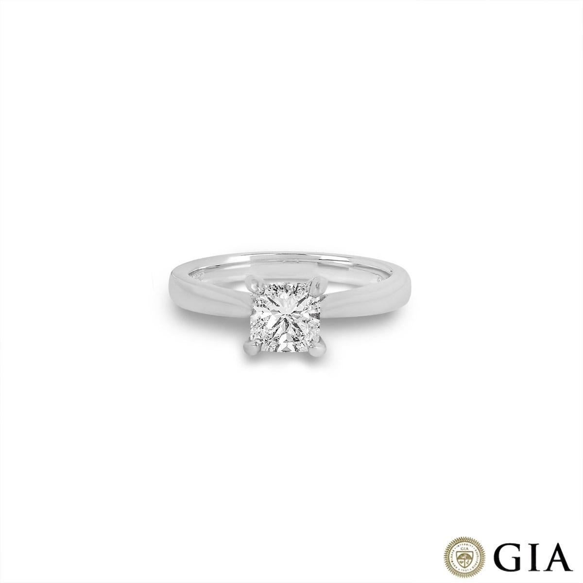 Taille coussin Bague en platine certifiée GIA avec diamant taille coussin 0,91 carat I/VS2 en vente