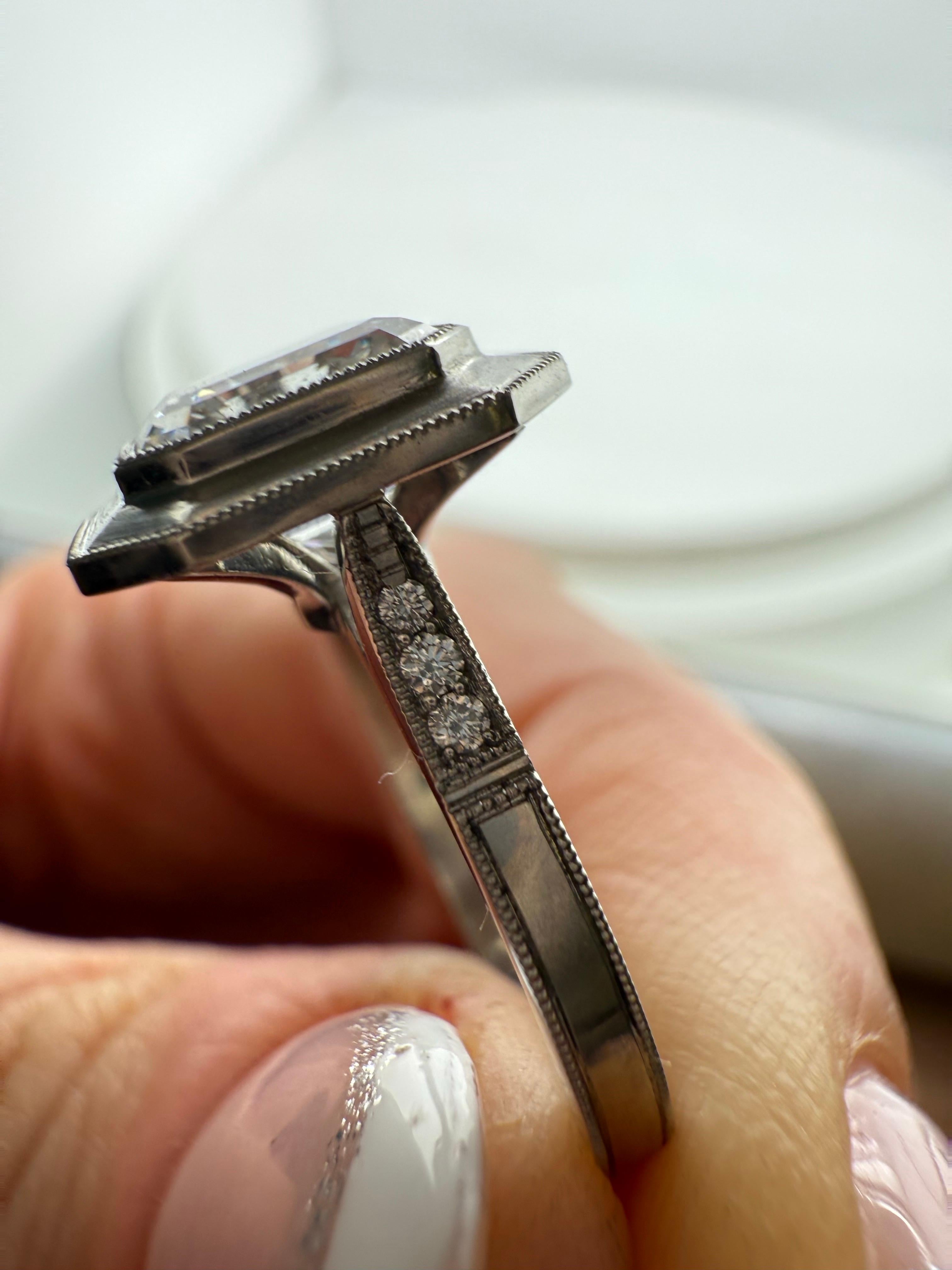 Cette bague est un véritable luxe silencieux, l'aspect moderne avec une inspiration Art déco est magnifique avec une pierre centrale de 4ct, le travail est fait à la main en platine. Cette pièce est magnifique, veuillez vous renseigner sur le
