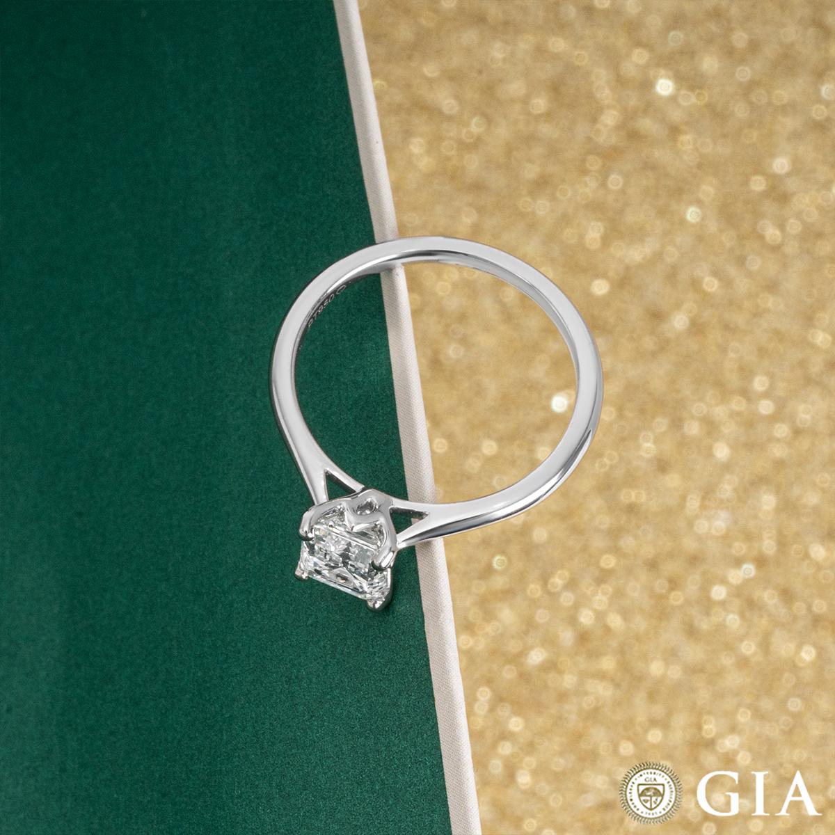 Bague de fiançailles en platine certifiée GIA avec diamant taille émeraude 1,03 carat E/VVS2 en vente 1