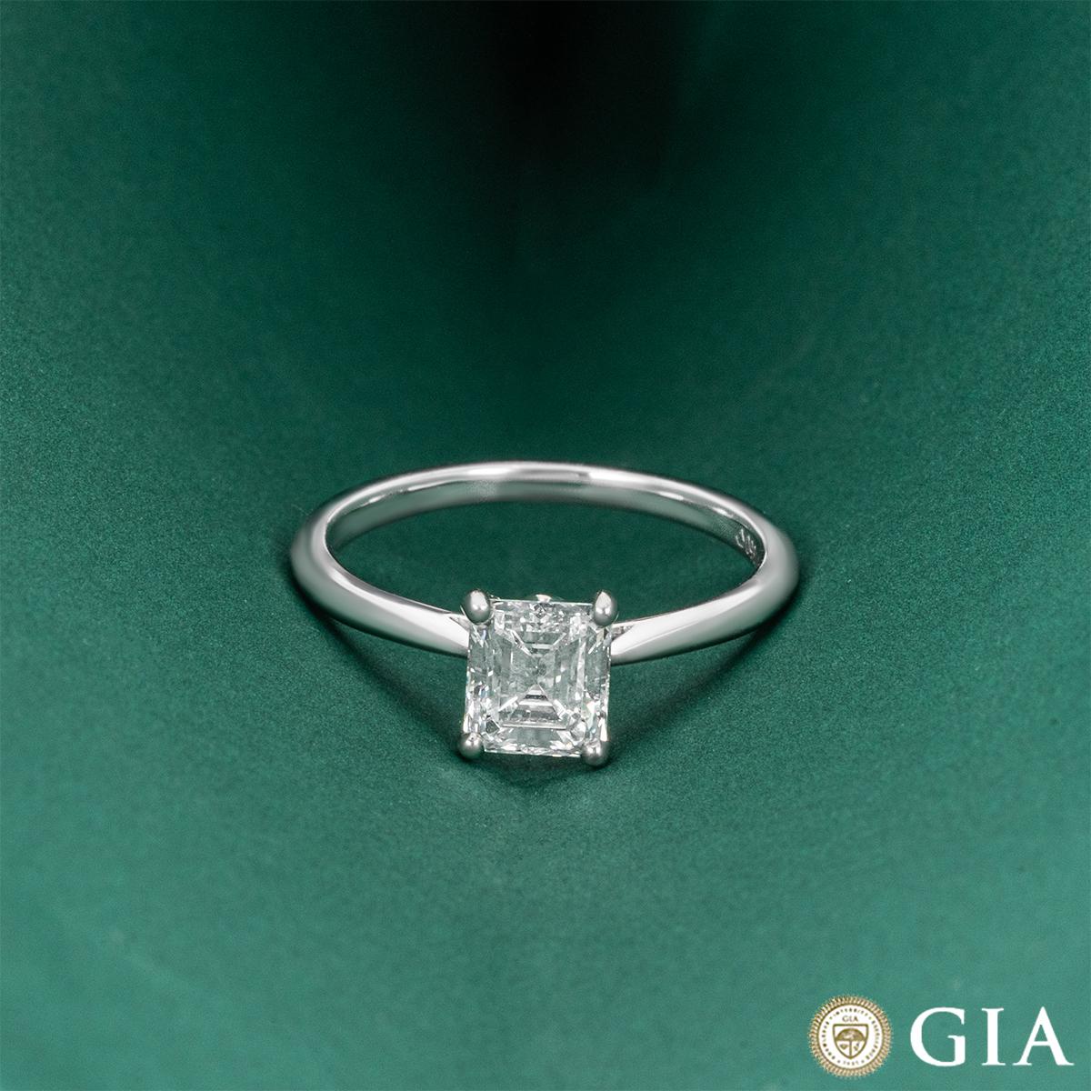 Bague de fiançailles en platine certifiée GIA avec diamant taille émeraude 1,03 carat E/VVS2 en vente 2