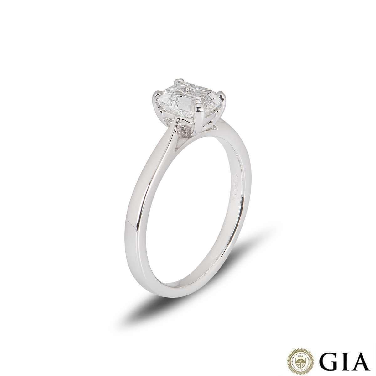Taille émeraude Bague de fiançailles en platine avec diamant taille émeraude de 1,18 carat E/VVS1 certifié GIA en vente