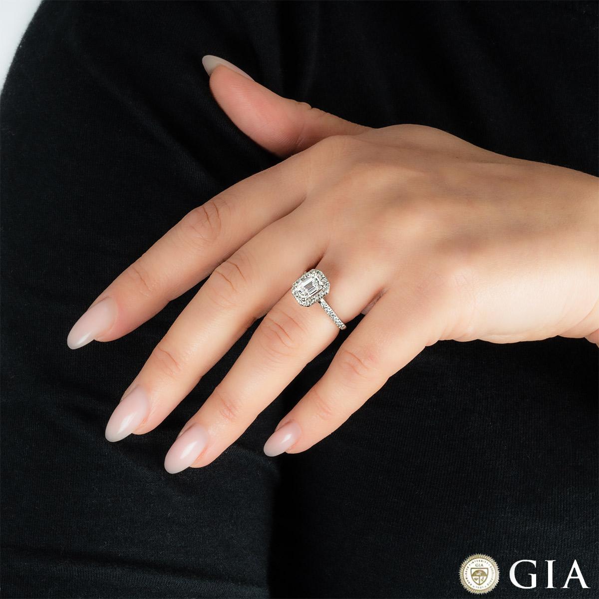 Bague de fiançailles en platine certifiée GIA avec diamant taille émeraude 1,21 carat D/VVS2 en vente 1