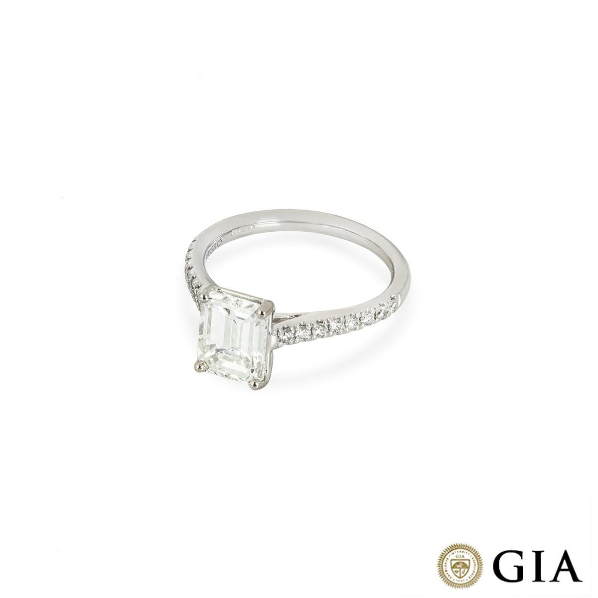 Bague de fiançailles en platine avec diamant taille émeraude certifié GIA de 2,01 carats E/SI1 Neuf - En vente à London, GB
