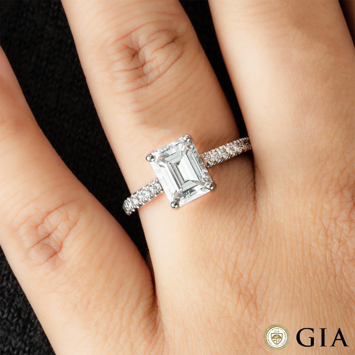 Bague de fiançailles en platine avec diamant taille émeraude certifié GIA de 2,01 carats E/SI1 en vente 1