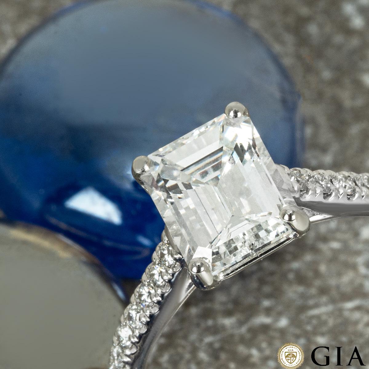 Bague de fiançailles en platine avec diamant taille émeraude certifié GIA de 2,01 carats E/SI1 en vente 2