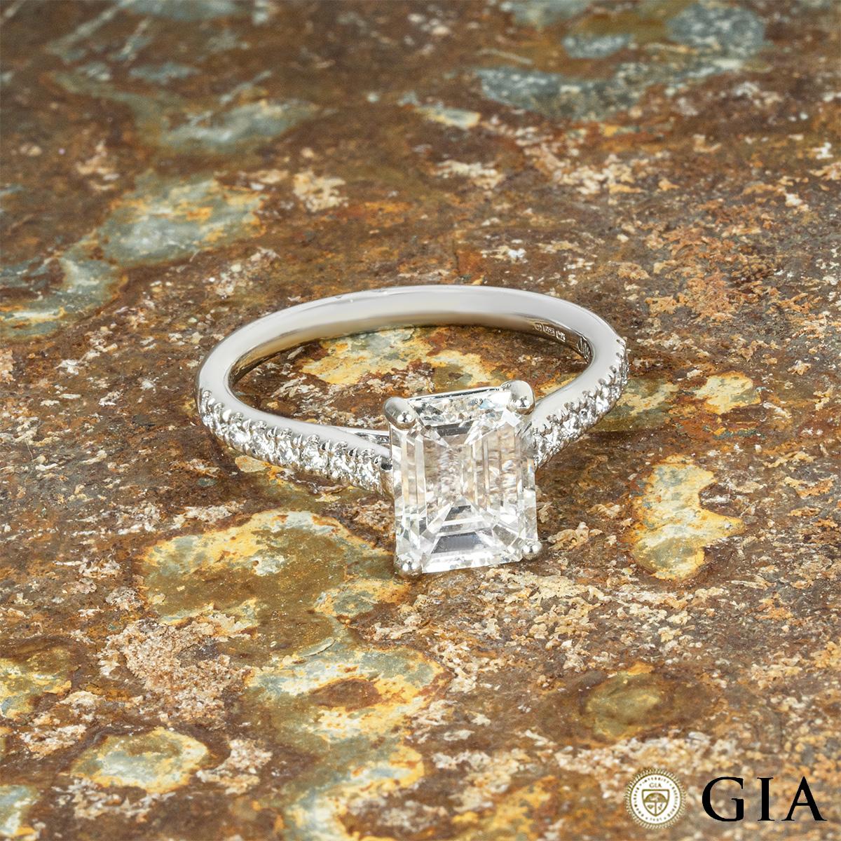 Bague de fiançailles en platine avec diamant taille émeraude certifié GIA de 2,01 carats E/SI1 en vente 3
