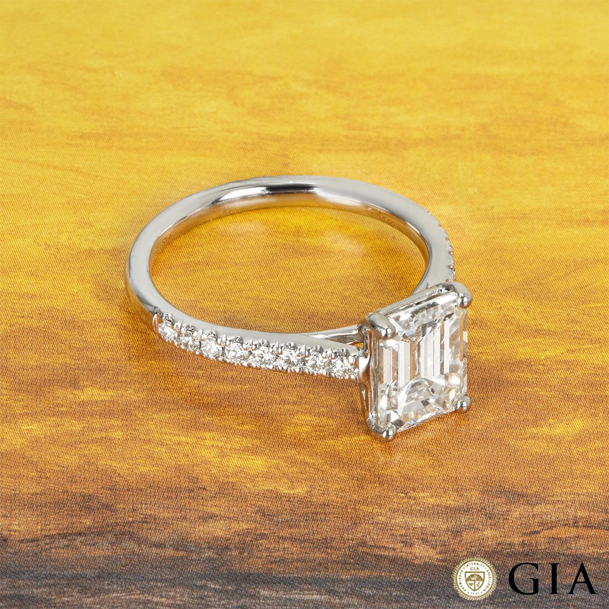 Bague de fiançailles en platine avec diamant taille émeraude certifié GIA de 2,01 carats E/SI1 en vente 4