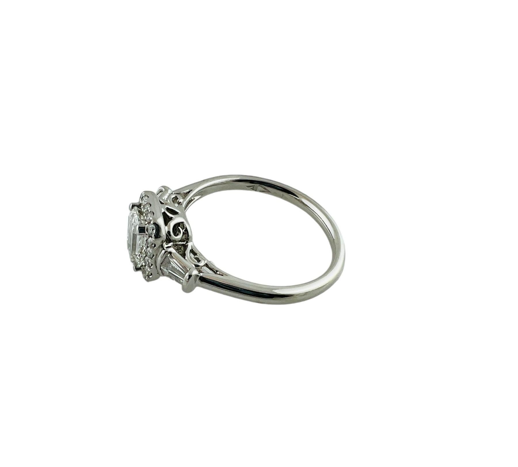 Taille émeraude Bague de fiançailles de style halo en platine avec diamant taille émeraude certifié GIA n° 16548 en vente