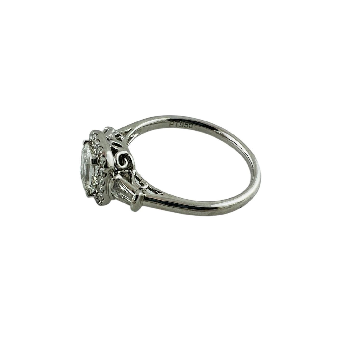 Bague de fiançailles de style halo en platine avec diamant taille émeraude certifié GIA n° 16548 Bon état - En vente à Washington Depot, CT