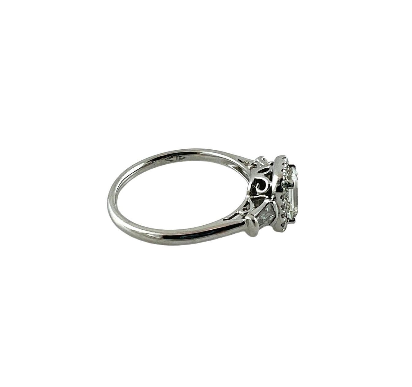 Bague de fiançailles de style halo en platine avec diamant taille émeraude certifié GIA n° 16548 en vente 1