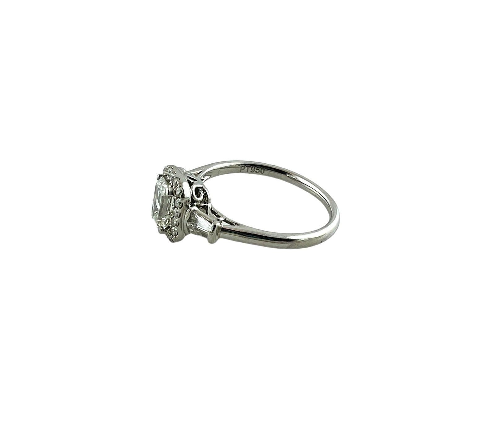 Bague de fiançailles de style halo en platine avec diamant taille émeraude certifié GIA n° 16548 en vente 2