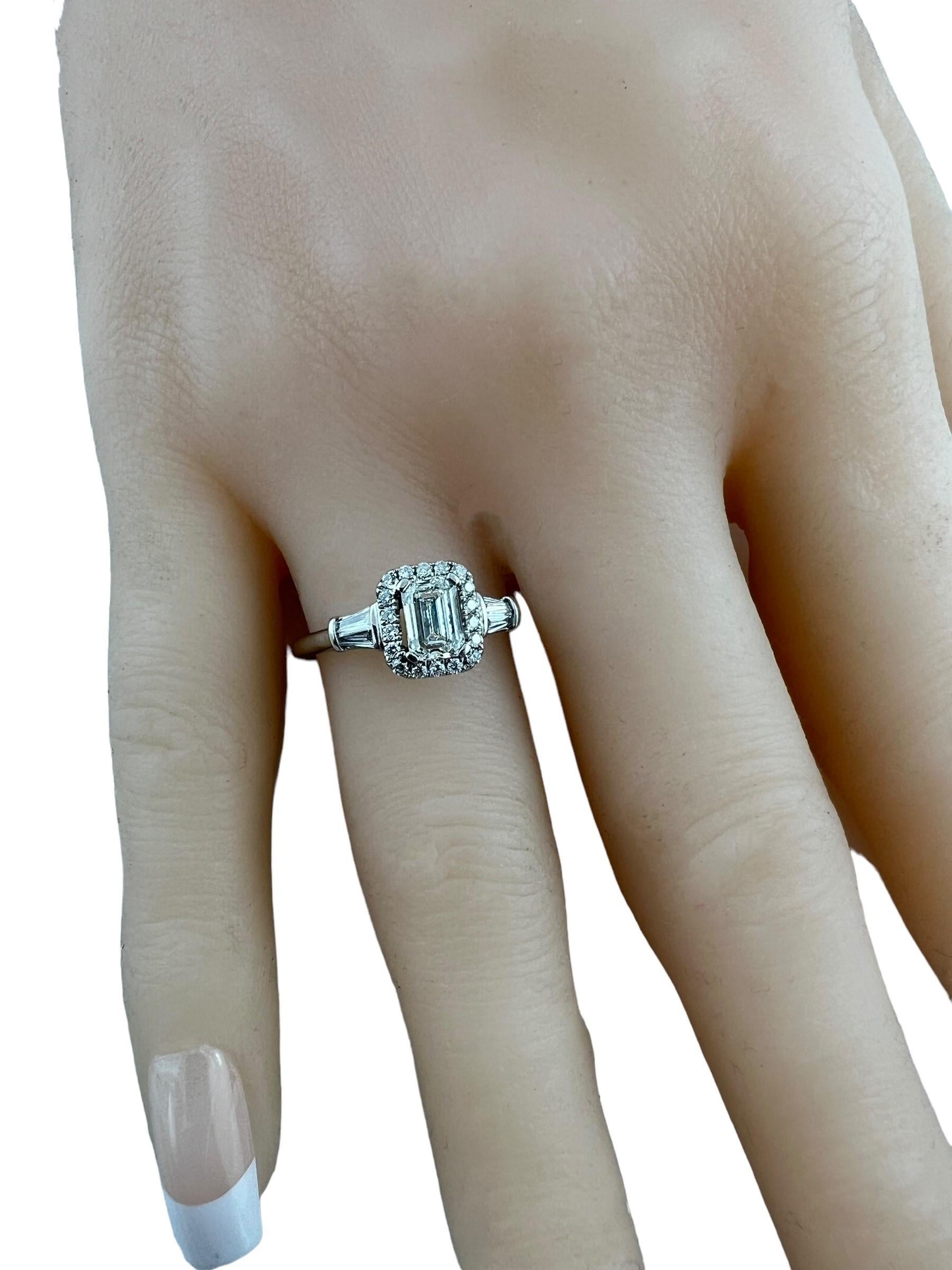 Bague de fiançailles de style halo en platine avec diamant taille émeraude certifié GIA n° 16548 en vente 3