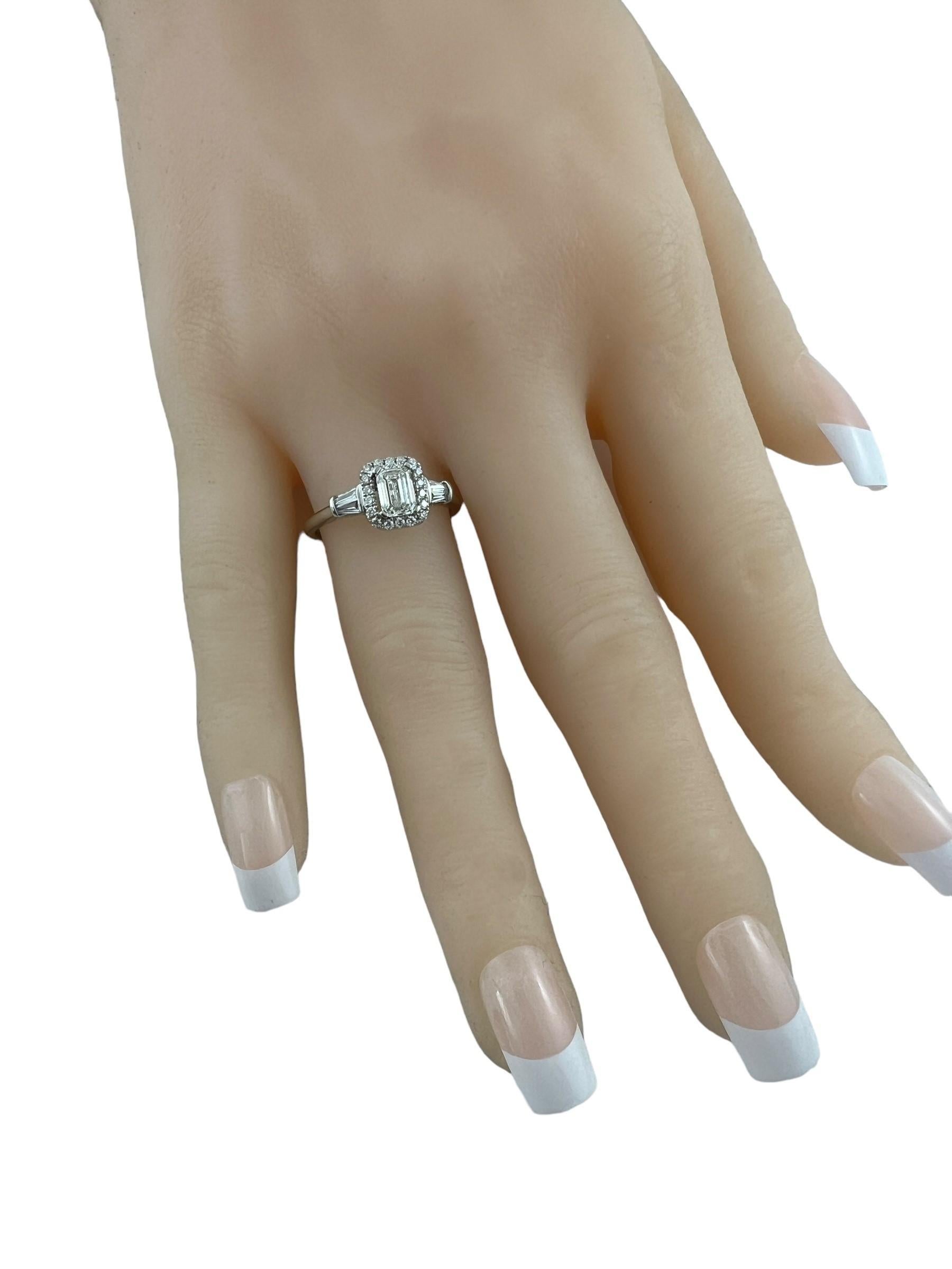 Bague de fiançailles de style halo en platine avec diamant taille émeraude certifié GIA n° 16548 en vente 4