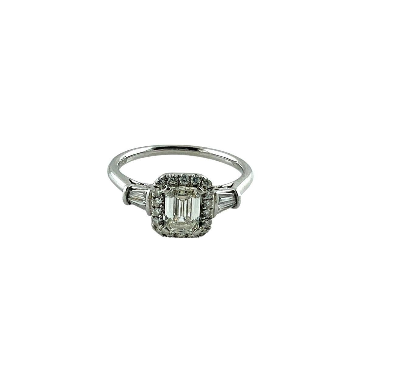 Bague de fiançailles de style halo en platine avec diamant taille émeraude certifié GIA n° 16548 en vente