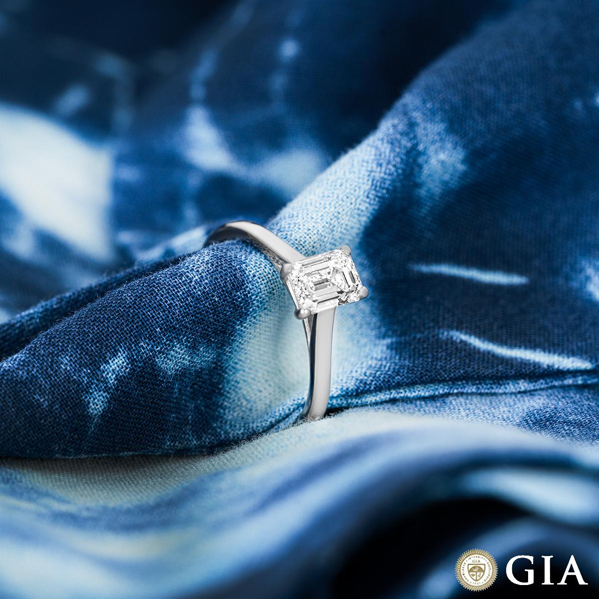 Bague en platine certifiée GIA avec diamant taille émeraude 0,74 carat D/IF en vente 1