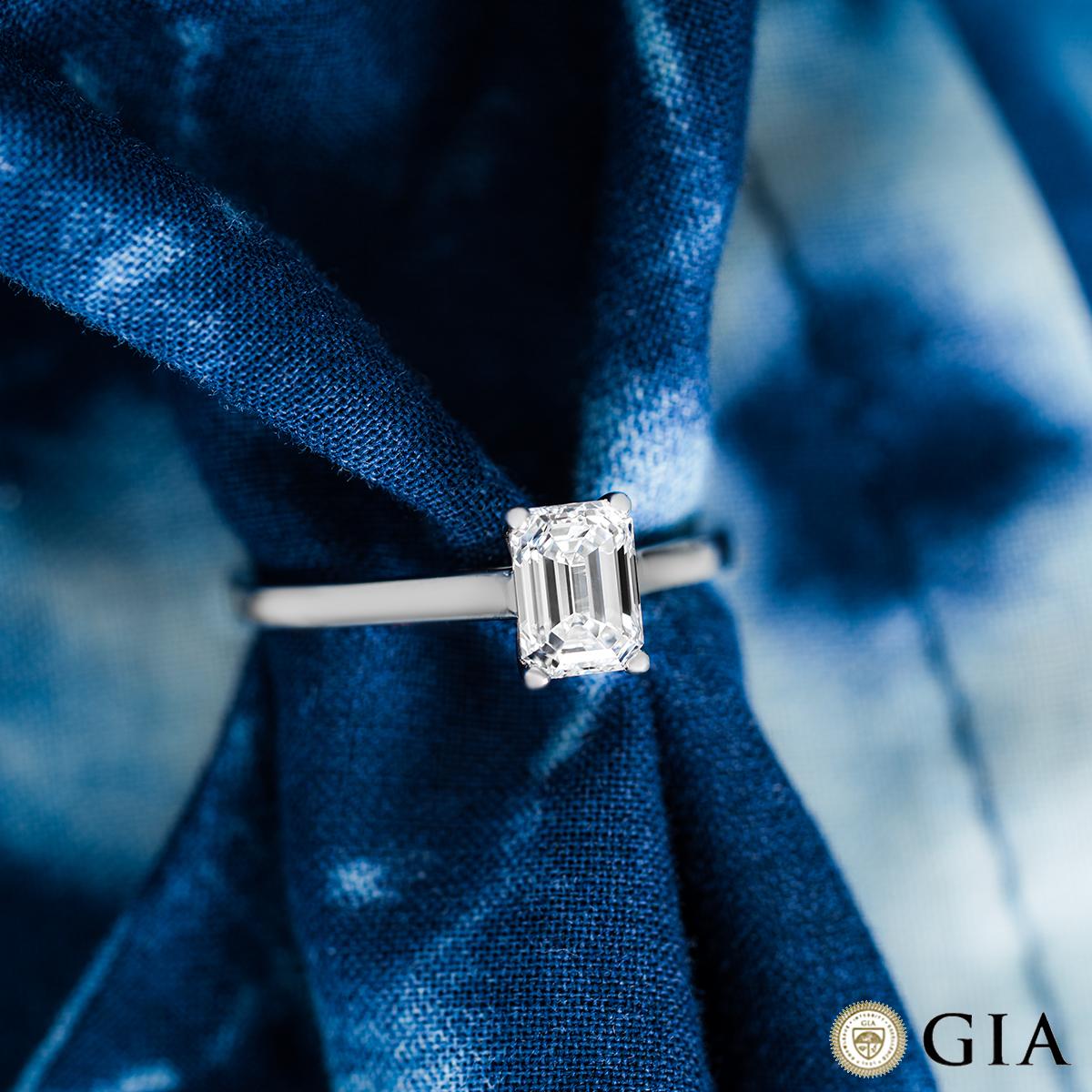 Bague en platine certifiée GIA avec diamant taille émeraude 0,74 carat D/IF en vente 2