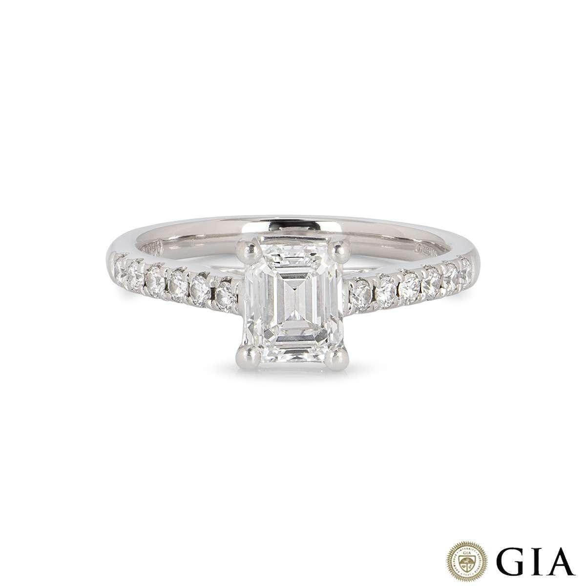 GIA-zertifizierter Platinring mit Diamanten im Smaragdschliff 1,28 Karat F/VS1 im Zustand „Hervorragend“ im Angebot in London, GB