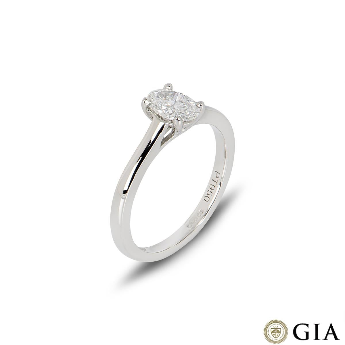 Taille ovale Bague en platine avec diamant taille ovale certifié GIA de 0,59 carat E/VS1 en vente
