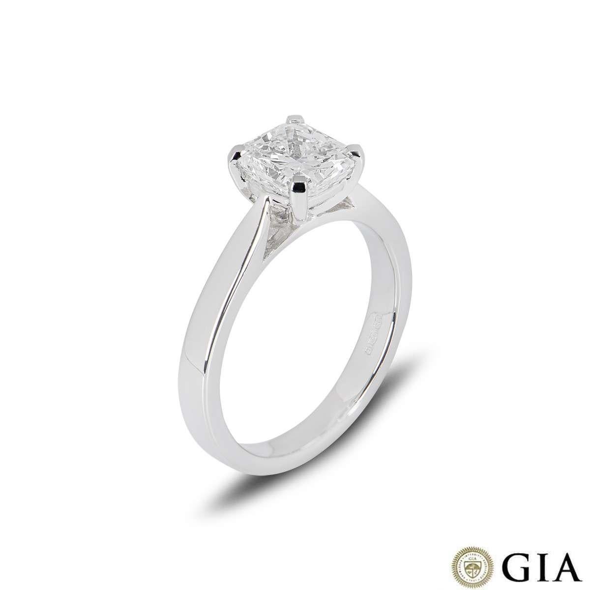 Ein wunderschöner Diamantring aus Platin. Der Ring ist mit einem Diamanten im Strahlenschliff mit einem Gewicht von 1,51 ct, Farbe G und Reinheit VS2 in einer klassischen Fassung mit vier Klauen besetzt. Der Ring hat derzeit die Größe UK M - EU 52 -