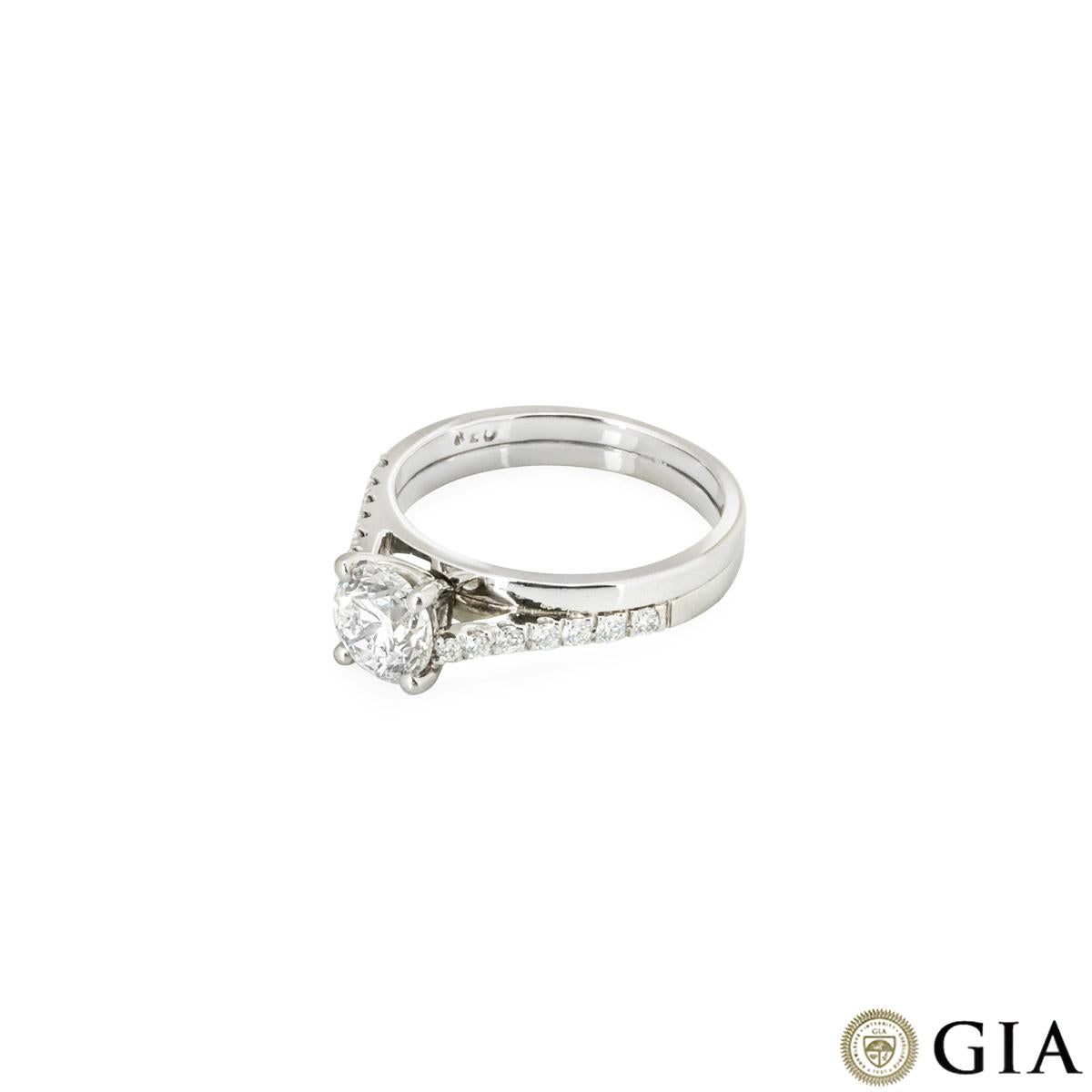 GIA Certified Platinum Round Brilliant Cut Diamond Ring 1.02ct E/SI2 In Excellent Condition For Sale In London, GB