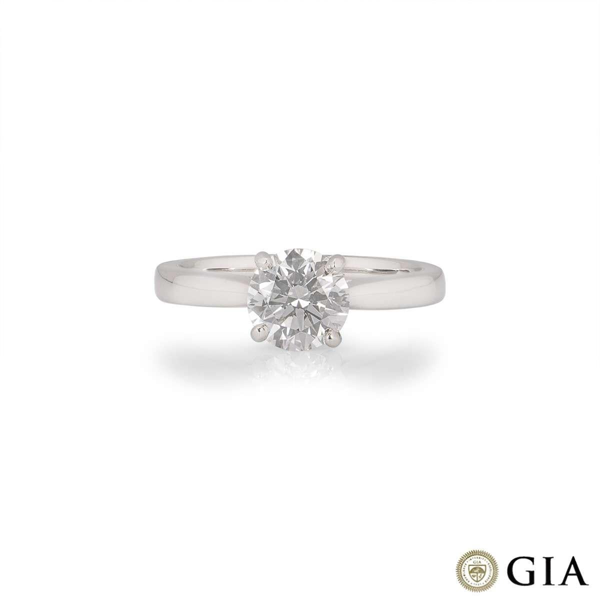Une magnifique bague en diamant en platine. Le diamant rond de taille brillant pèse 1,30ct, est de couleur G et de pureté SI1. Le diamant obtient une excellente note pour les trois aspects de la taille, du polissage et de la symétrie - c'est ce
