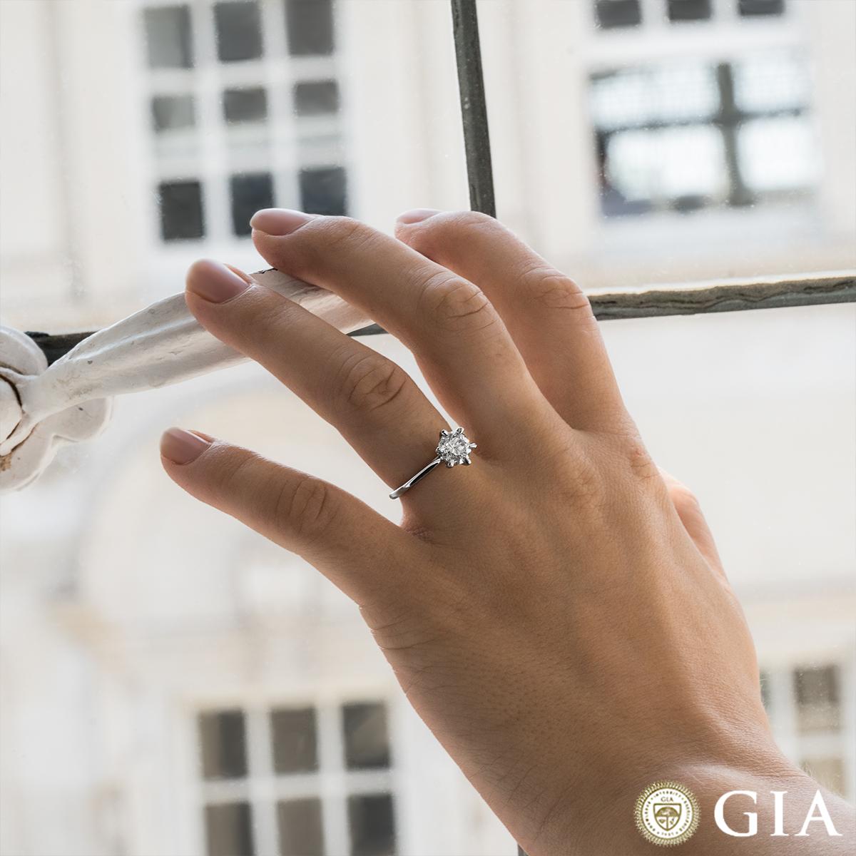 Bague en platine certifiée GIA avec diamant rond taillé en brillant 1,32ct K/SI2 en vente 1