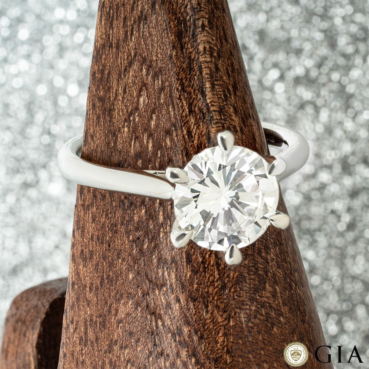 Diamant de fiançailles en platine taille brillant rond de 2,06 carats certifié par le GIA I/VS1 en vente 3