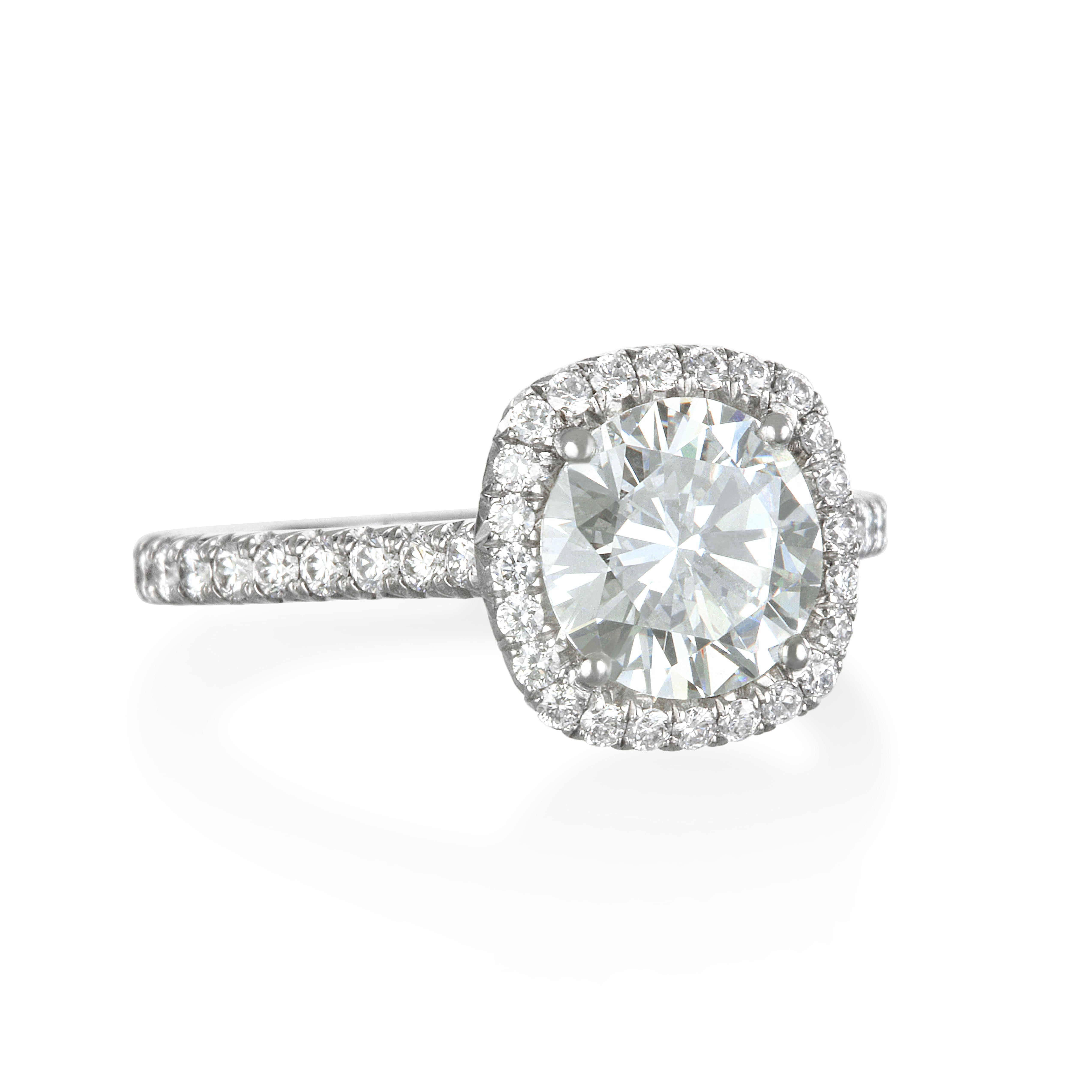 Bague de fiançailles en platine avec diamant rond certifié GIA et halo en micro-pavé Neuf - En vente à Westport, CT