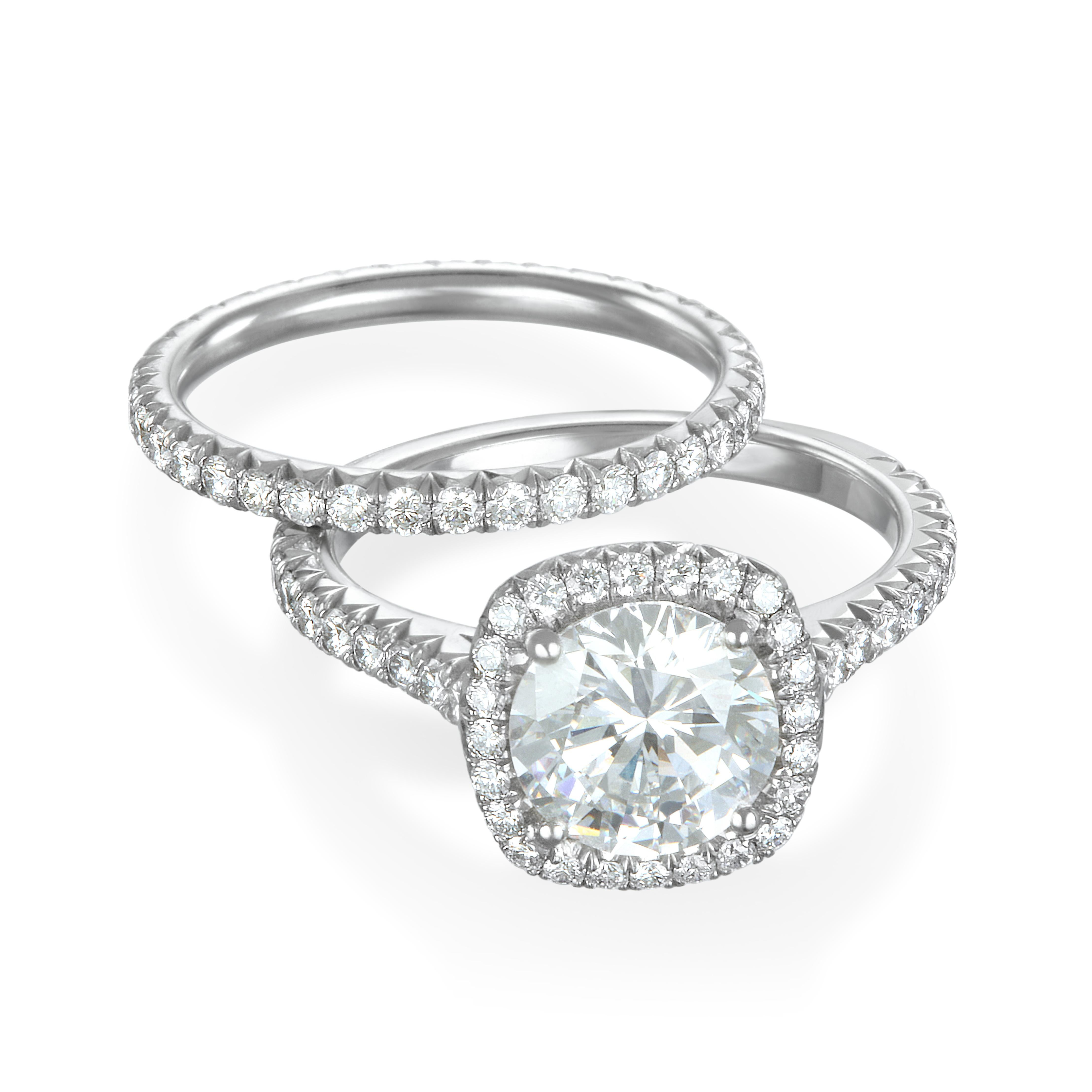 Bague de fiançailles en platine avec diamant rond certifié GIA et halo en micro-pavé Pour femmes en vente