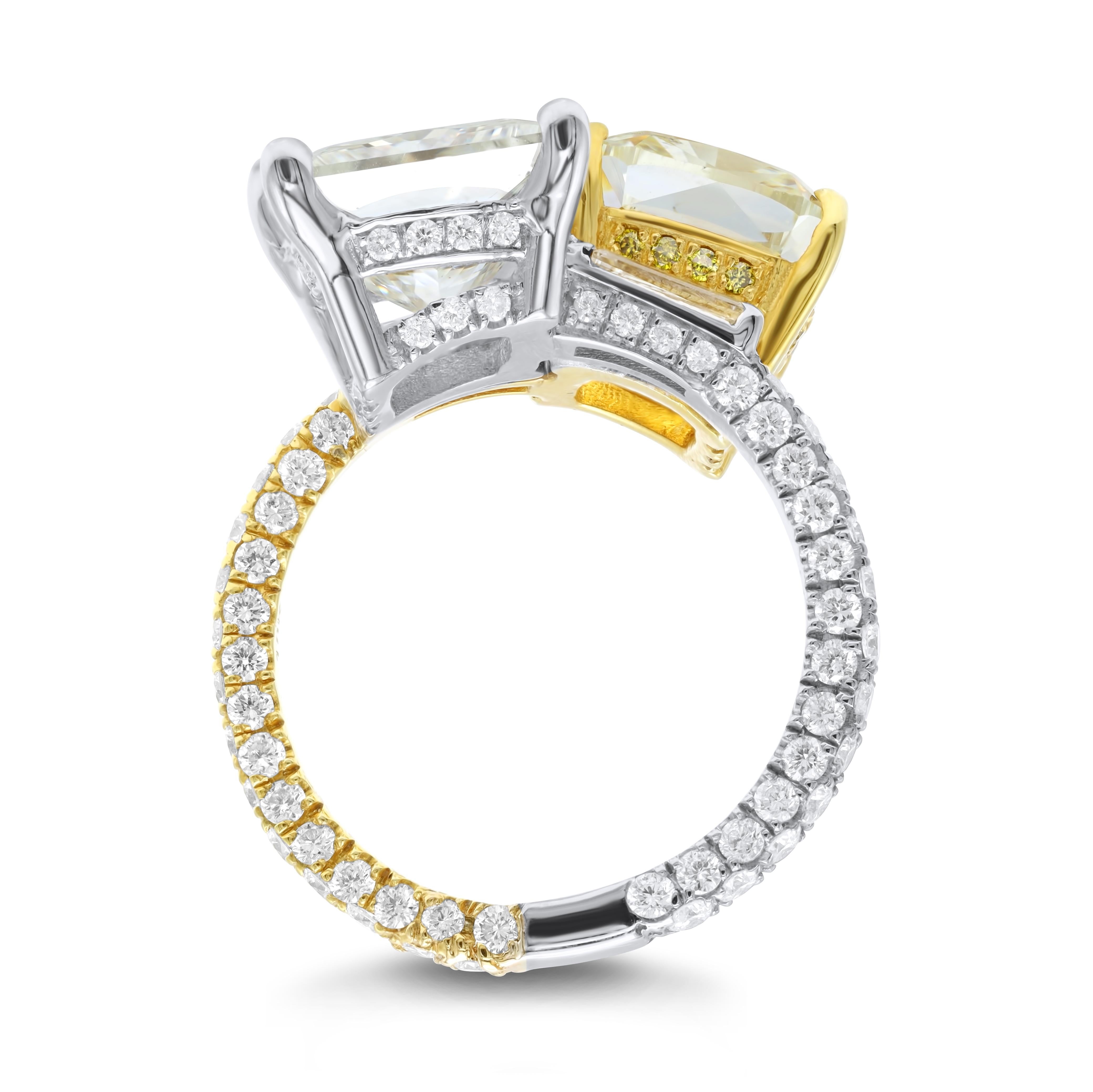 Bague de cocktail en 18kt certifiée GIA. Cette bague présente 4,01ct  taille princesse I, SI1 et 5,24cts de diamant de taille coussin de couleur jaune clair fantaisie. Elles sont entourées d'un sertissage en halo de 1,50cts d'or jaune et blanc.  
