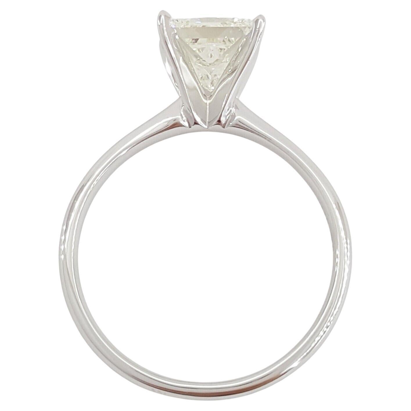 Bague de fiançailles en or blanc de 1,7 ct Princess Brilliante Diamond Cut Solitaire. 



La bague pèse 2,6 grammes, taille 7,5, la pierre centrale est un diamant Natural Princess Brilliante Cut pesant 1,7 ct, de couleur K, de pureté SI1. 



La