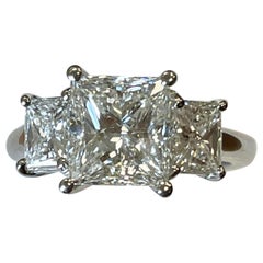 Diamant taille princesse certifié GIA de 2,05 carats serti dans une monture en platine taille princesse