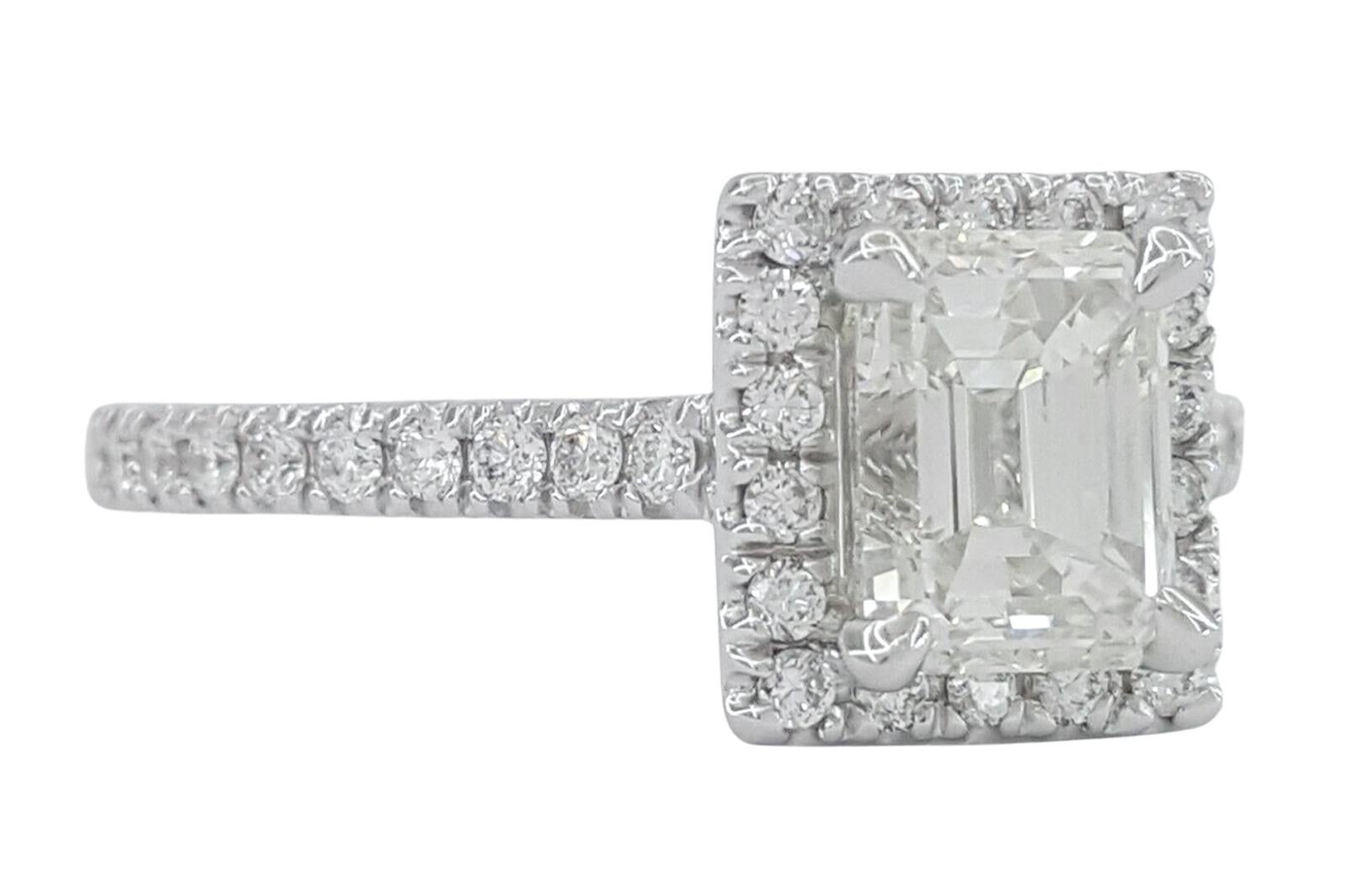 GIA-zertifizierter Diamant-Halo-Ring mit Prinzessinnenschliff (Smaragdschliff) im Angebot
