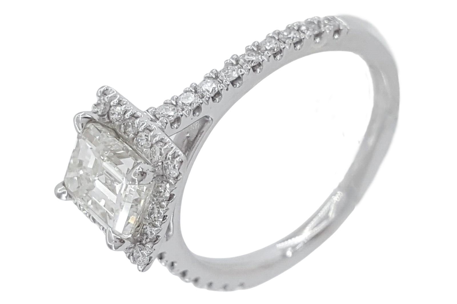 GIA Certified Princess Cut Diamond Halo Ring In New Condition For Sale In Rome, IT