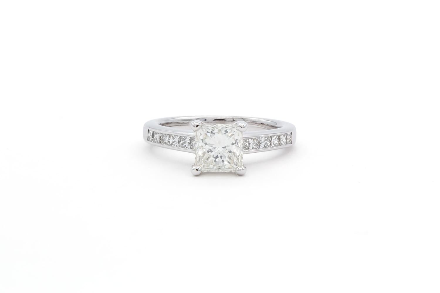 Nous sommes très heureux de présenter cette remarquable bague de fiançailles solitaire en or blanc 14 carats avec un diamant taille princesse certifié GIA. Cette superbe bague présente un diamant taille princesse de 1,04 carat J/SI2 certifié par le