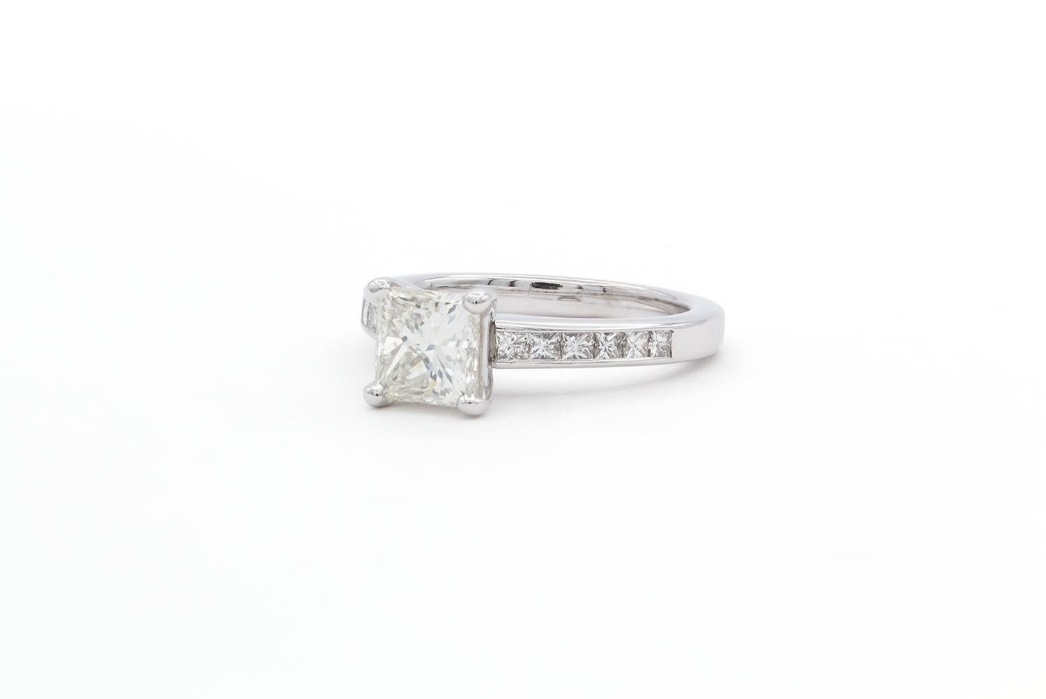 Contemporain Bague de fiançailles solitaire en diamant taille princesse certifié GIA de 1,29 carat poids total J/SI2 en vente