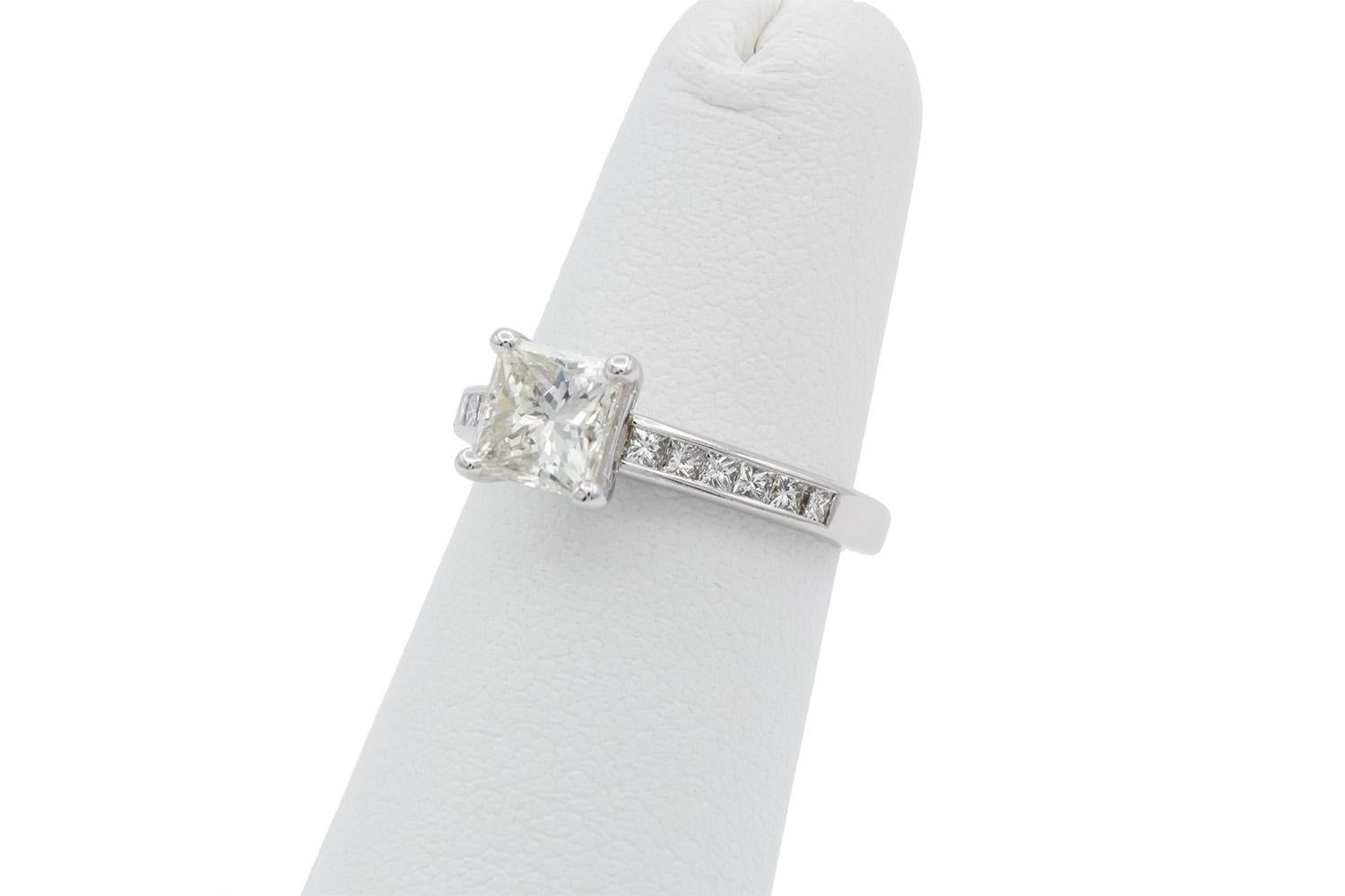 Bague de fiançailles solitaire en diamant taille princesse certifié GIA de 1,29 carat poids total J/SI2 en vente 1