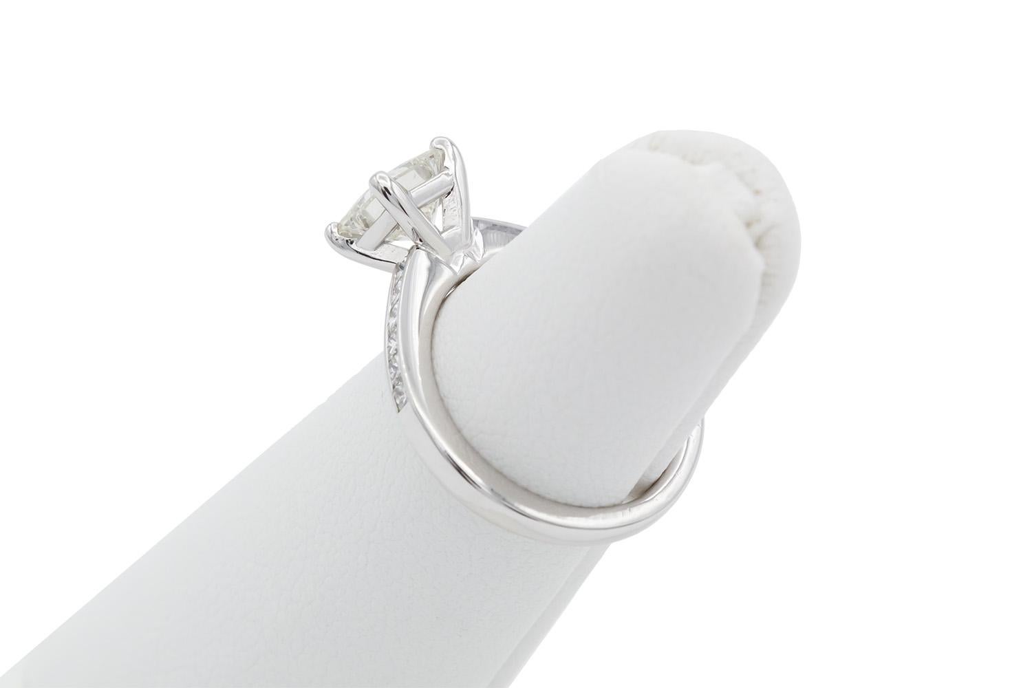 Bague de fiançailles solitaire en diamant taille princesse certifié GIA de 1,29 carat poids total J/SI2 en vente 2